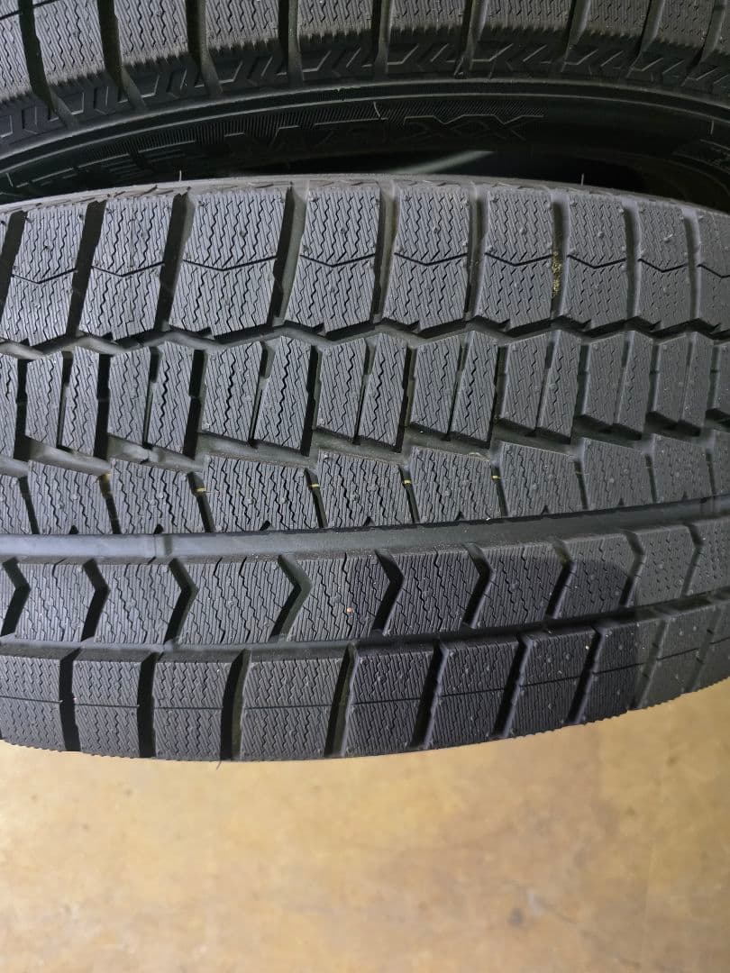 ダンロップ冬タイヤウィンターマックス２３５５０１８バリ山イボつき