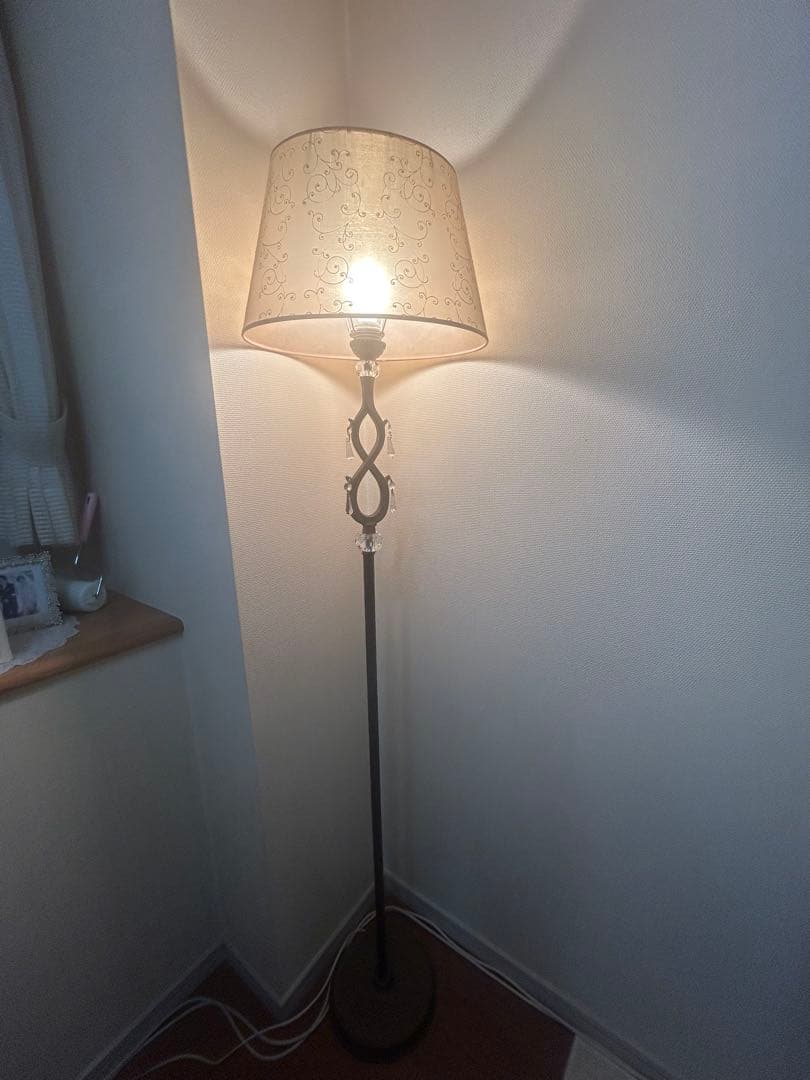 エレガントなベージュフロアスタンド