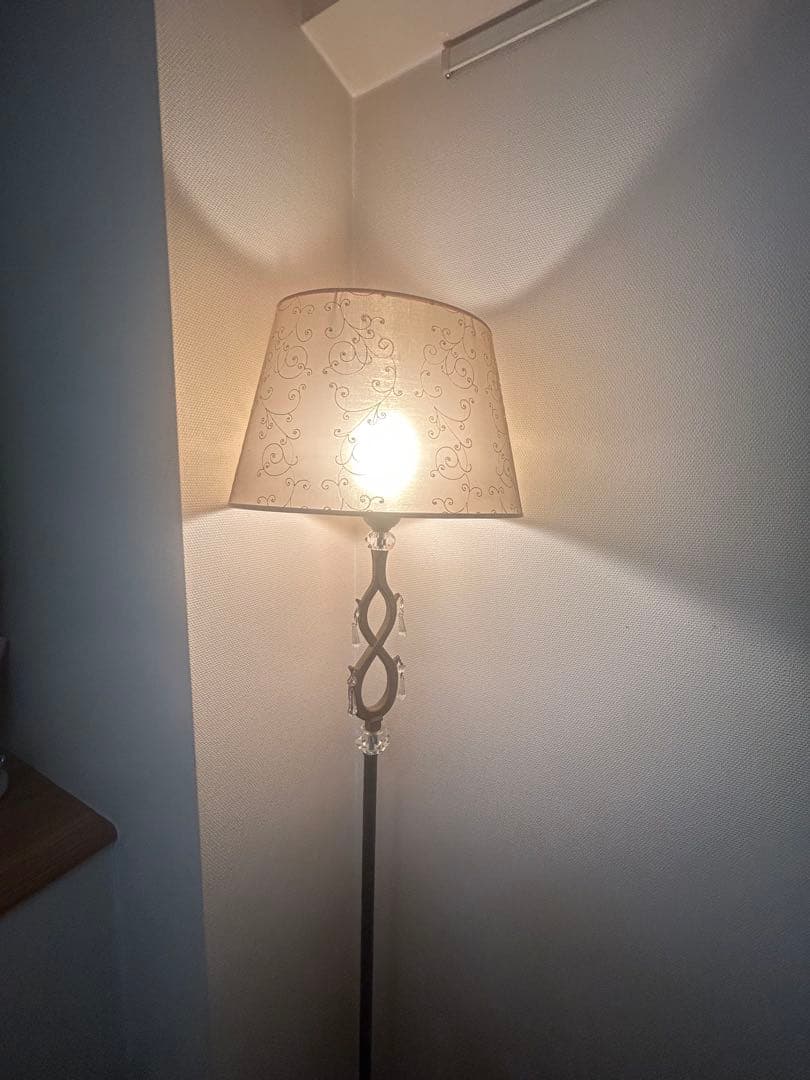 エレガントなベージュフロアスタンド