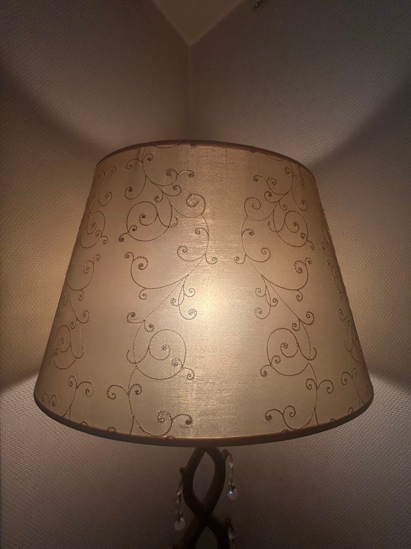 エレガントなベージュフロアスタンド