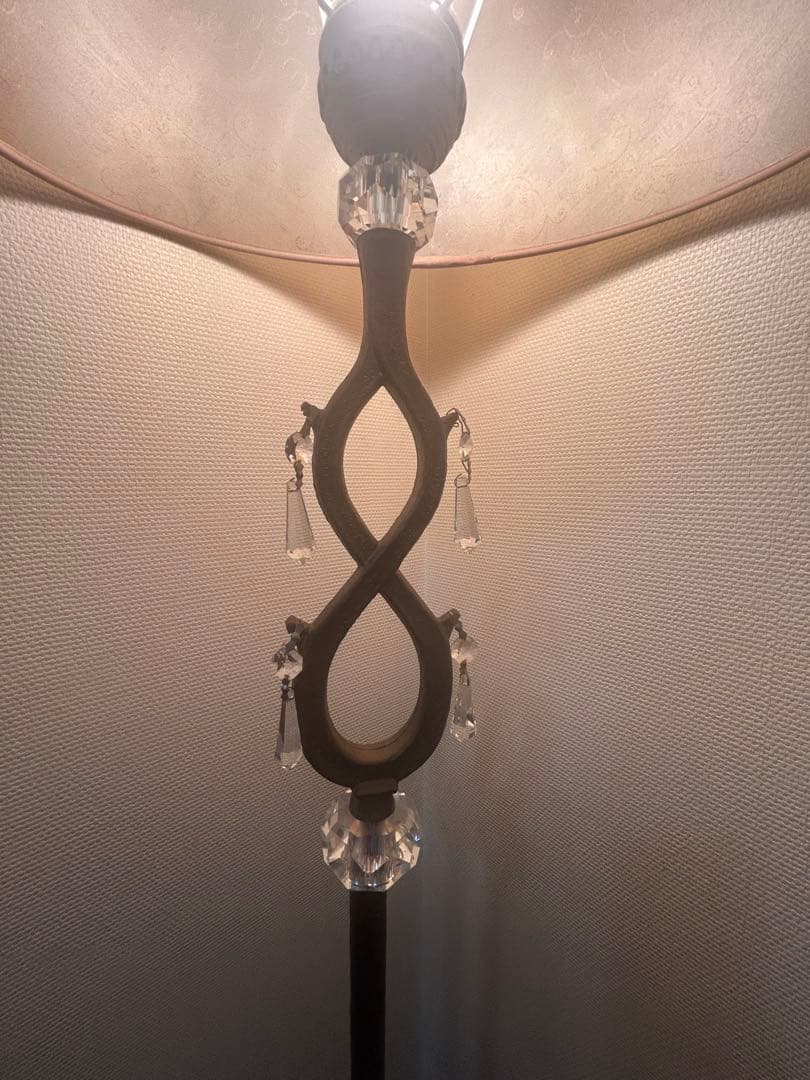 エレガントなベージュフロアスタンド