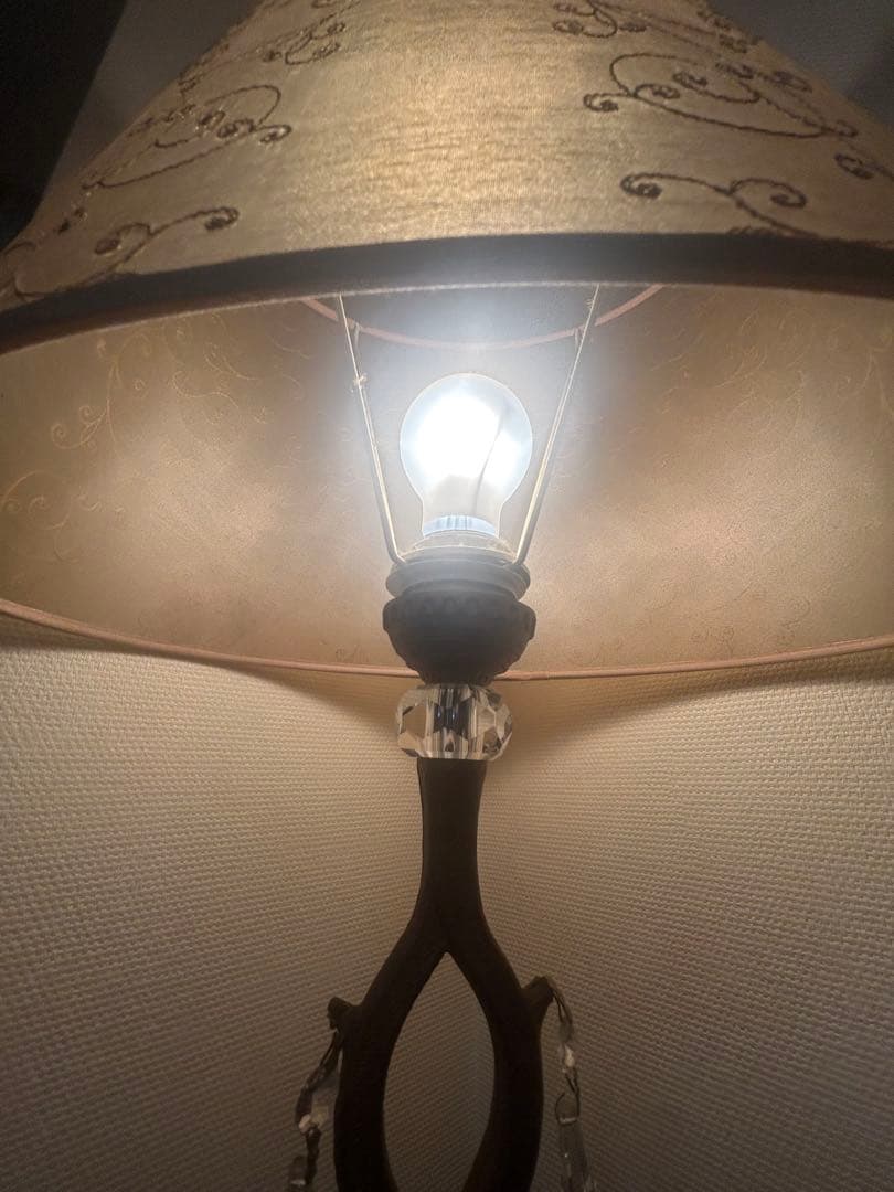 エレガントなベージュフロアスタンド