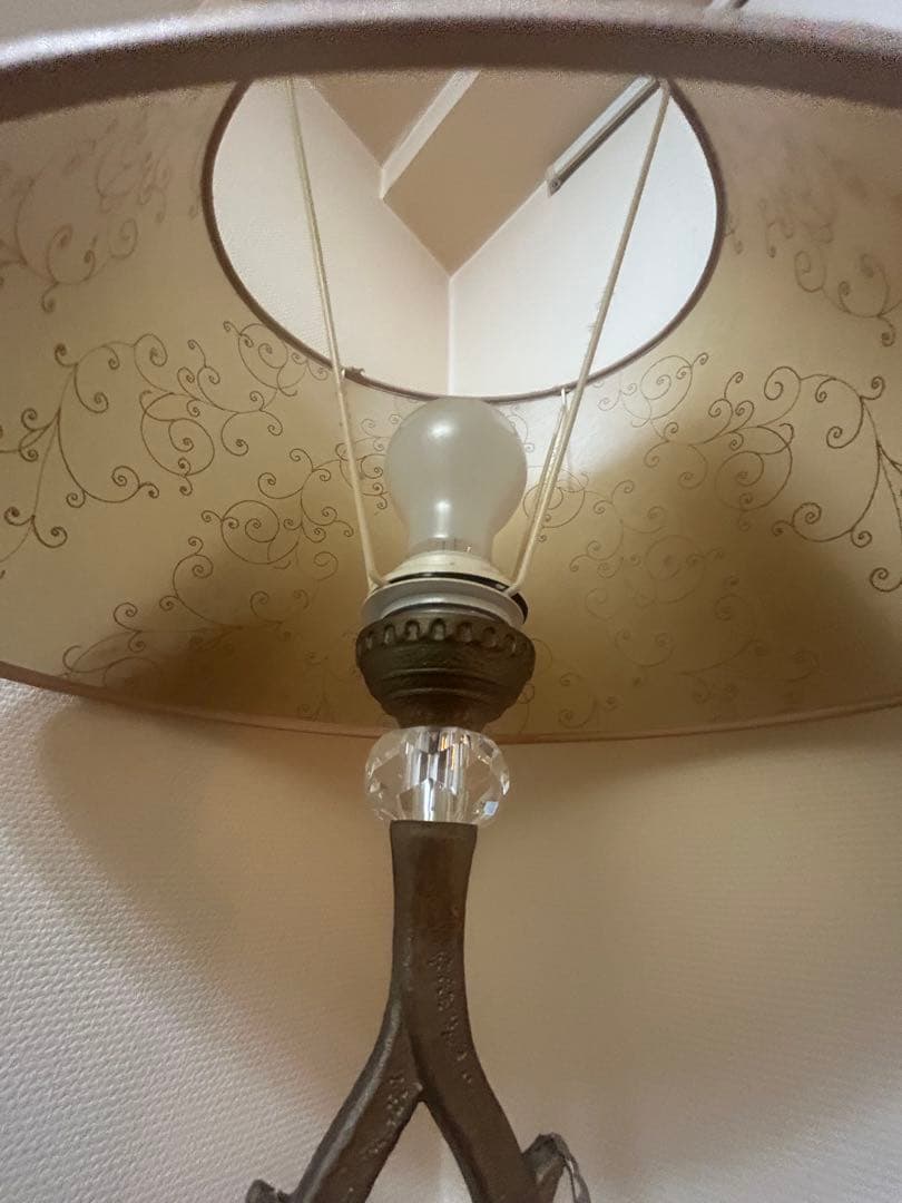 エレガントなベージュフロアスタンド