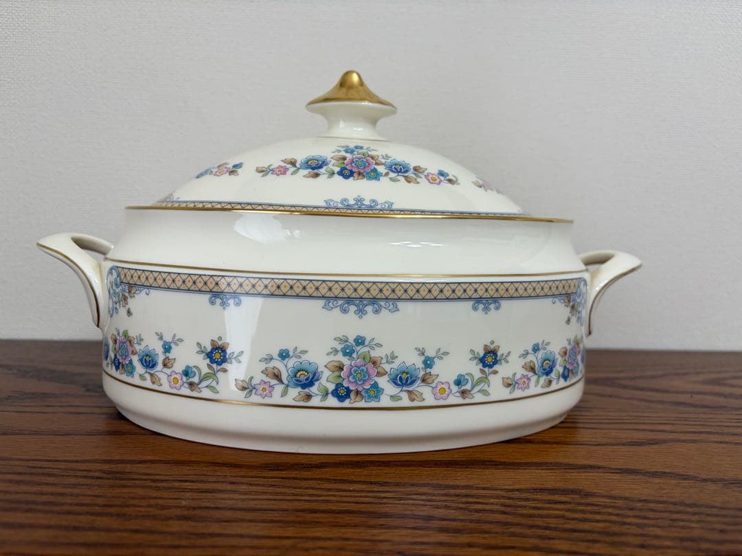 花柄の陶器ボウル 蓋付き