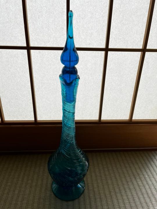 花瓶　水刺し　透明なブルー