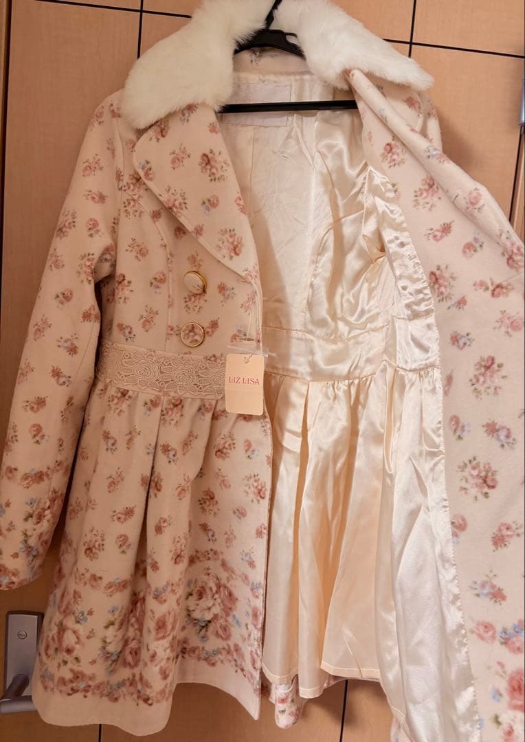 LIZ LISAのファー付き花柄コート