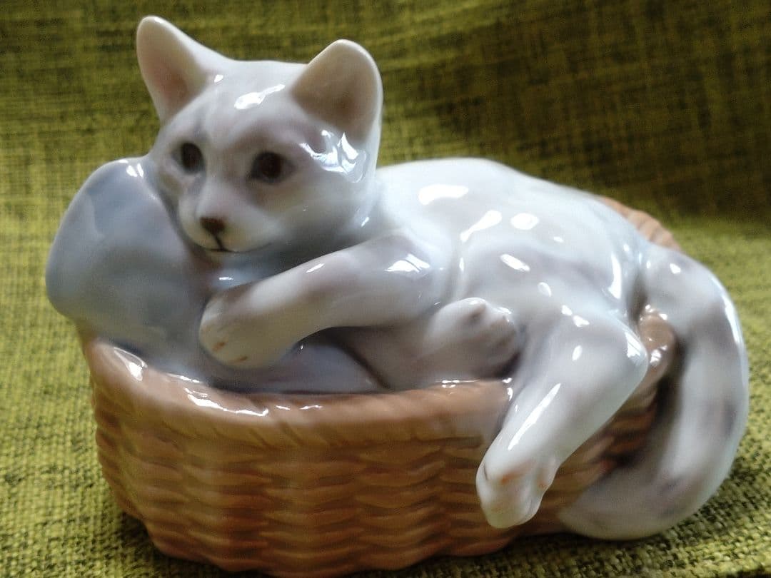 ロイヤルコペンハーゲンフィギュリンフィギュア美品かわいい猫眠り猫2010年イヤー