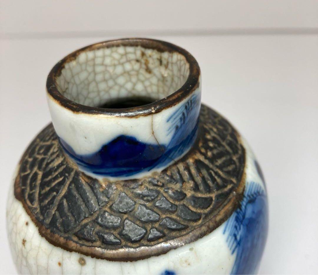 中国清時代 青花　壺高さ18cm 縁にニュー、側面に直しがあります。A111