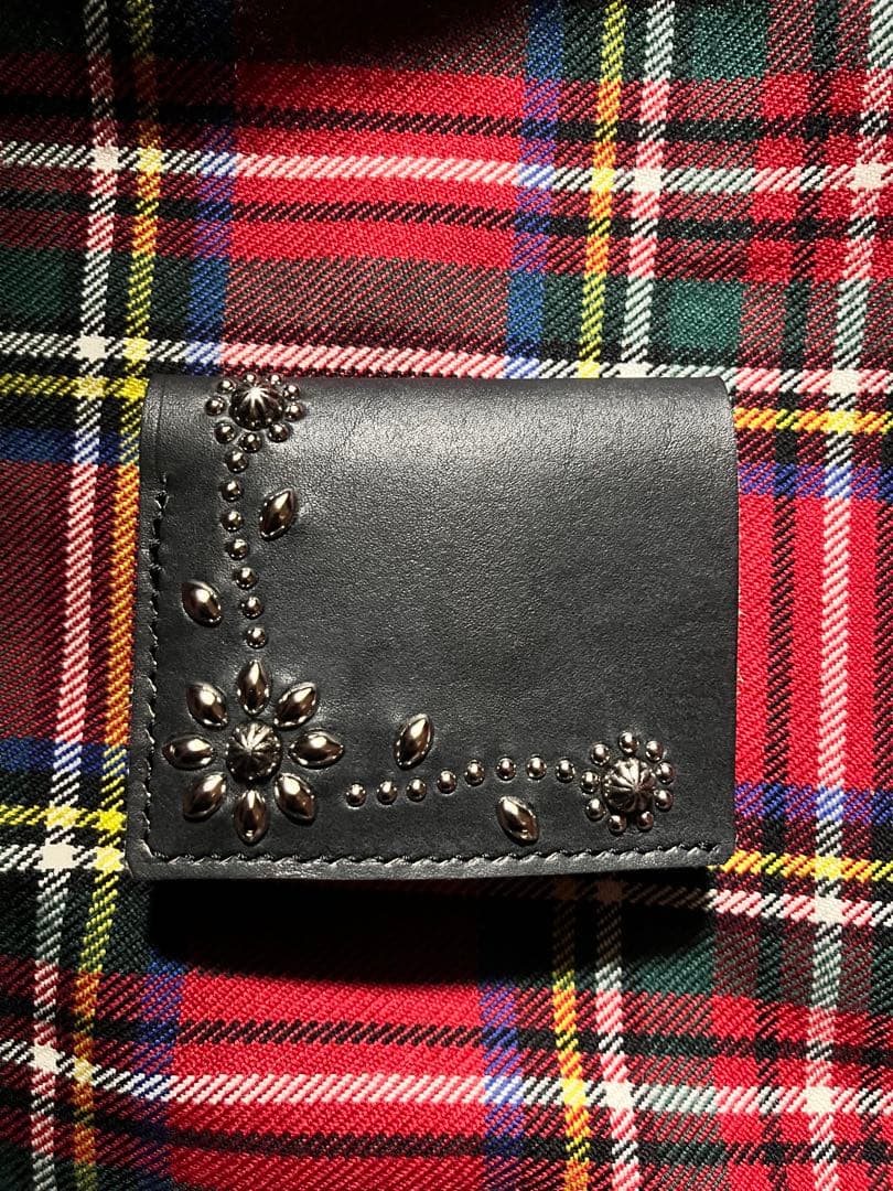 コンパクトウォレット レザー　フラワー　リーフ　スタッズ