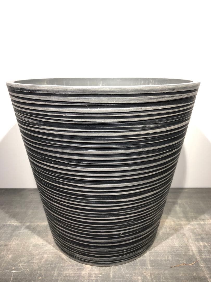 鉢カバー　樹脂製　グレー色　柄入り　8号(現物)