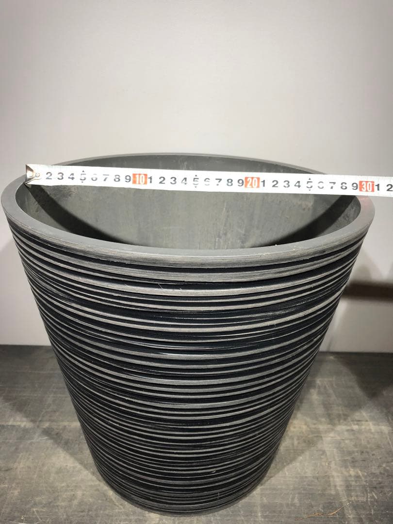 鉢カバー　樹脂製　グレー色　柄入り　8号(現物)