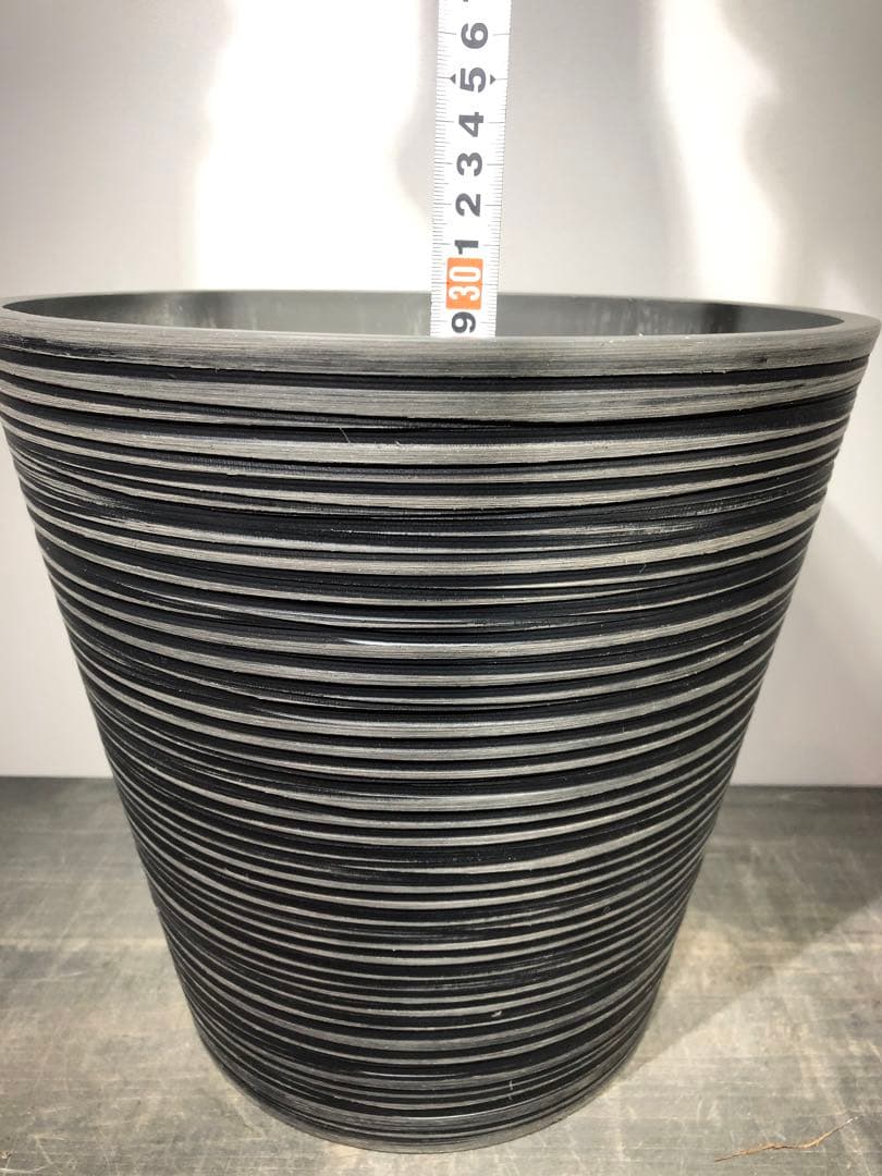 鉢カバー　樹脂製　グレー色　柄入り　8号(現物)