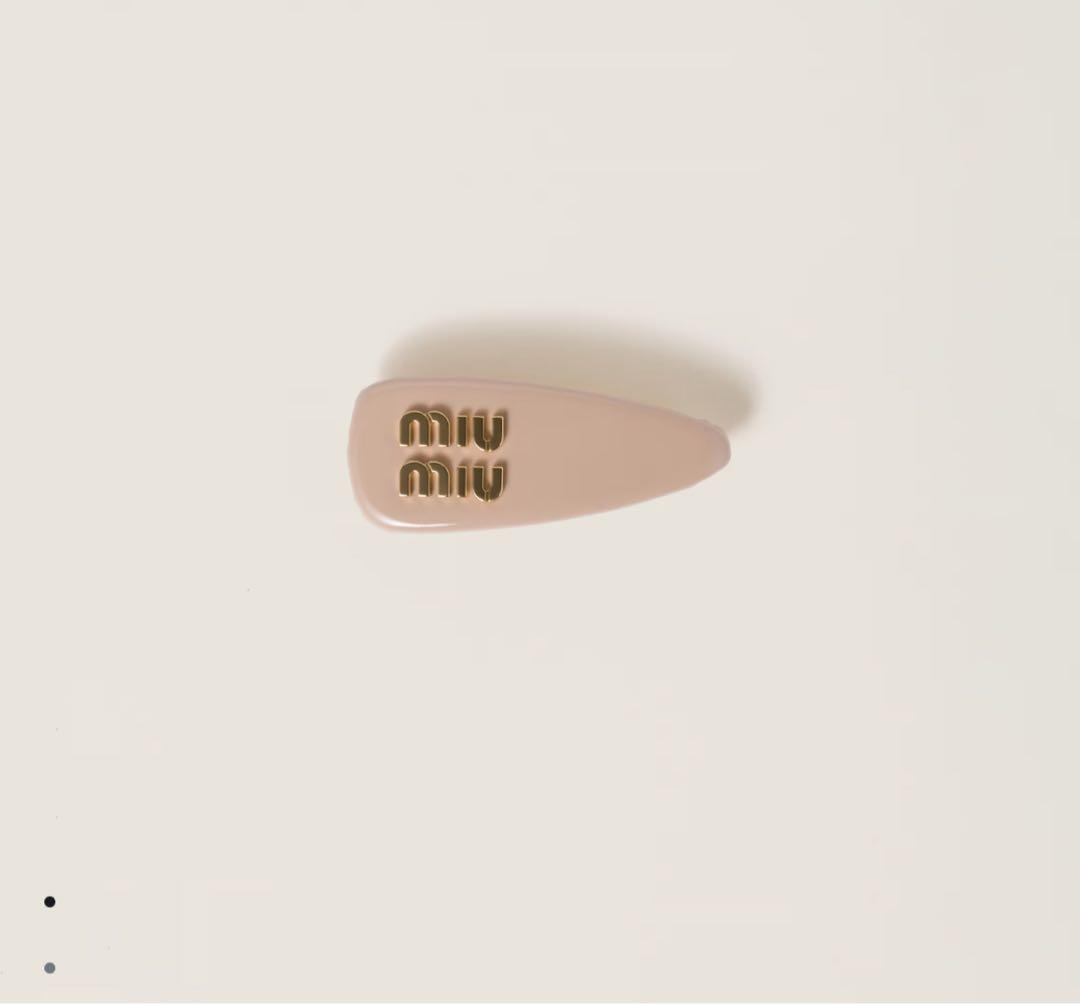 MIU MIU ロゴ入りヘアピン ベージュ ピンク