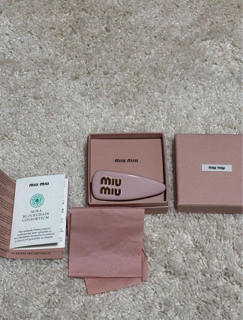 MIU MIU ロゴ入りヘアピン ベージュ ピンク
