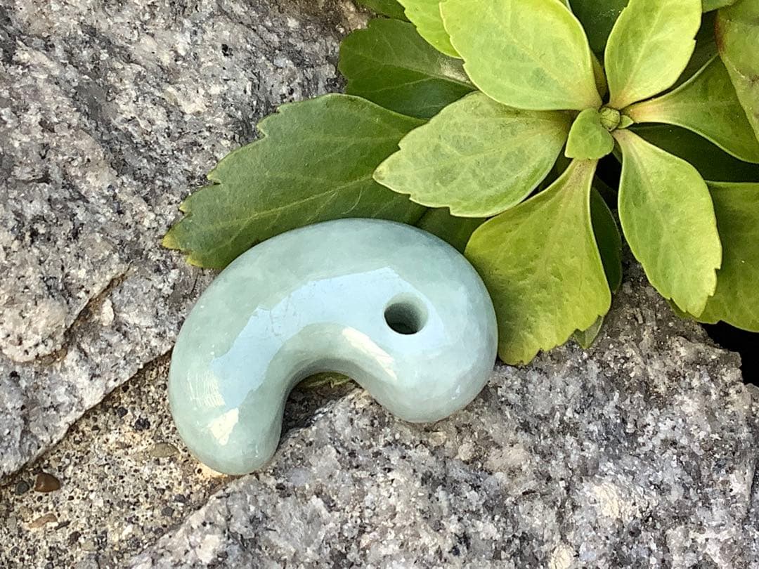 ✳神さまからの贈り物‼️糸魚川翡翠氷種勾玉　アイスジェイド　本物高額品　鑑別書付‼️