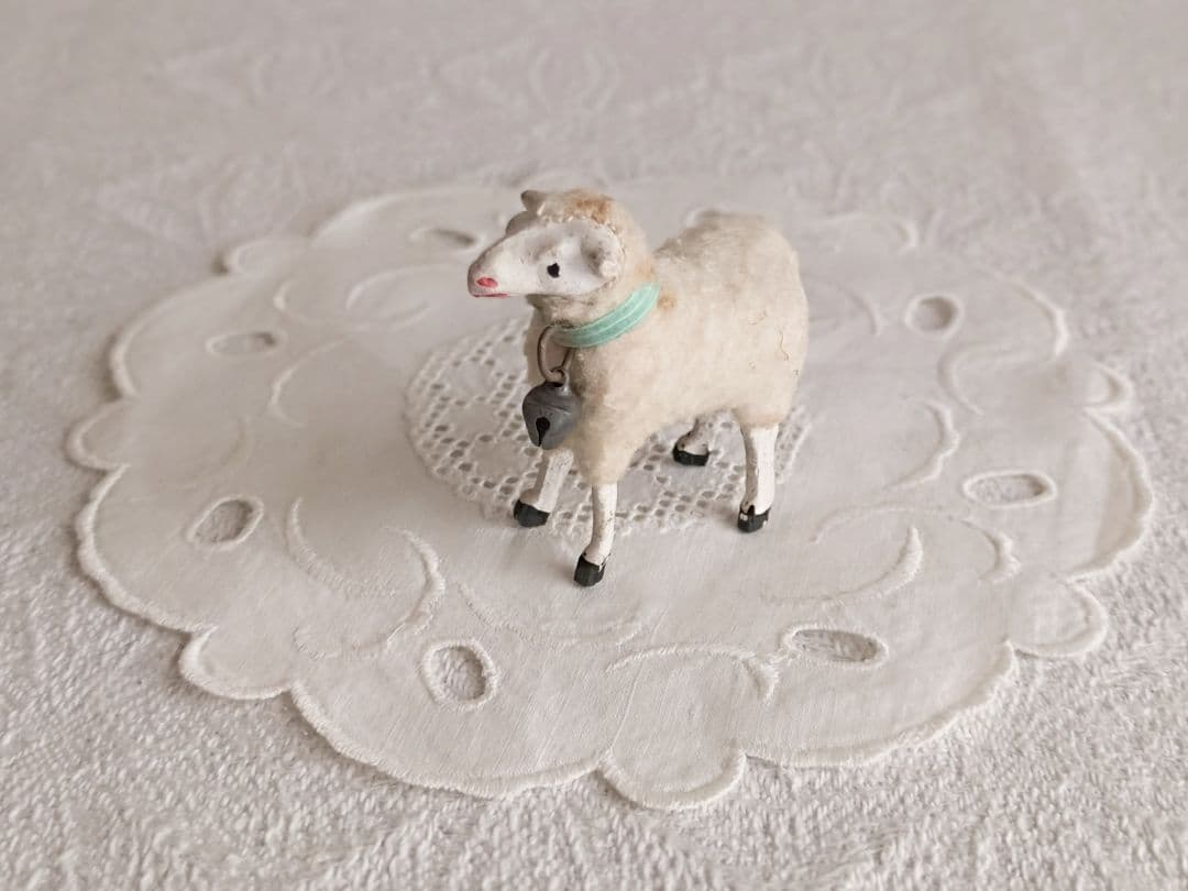 * antique sheep ✵ * 水色リボンと鈴をつけた小さな 羊さん