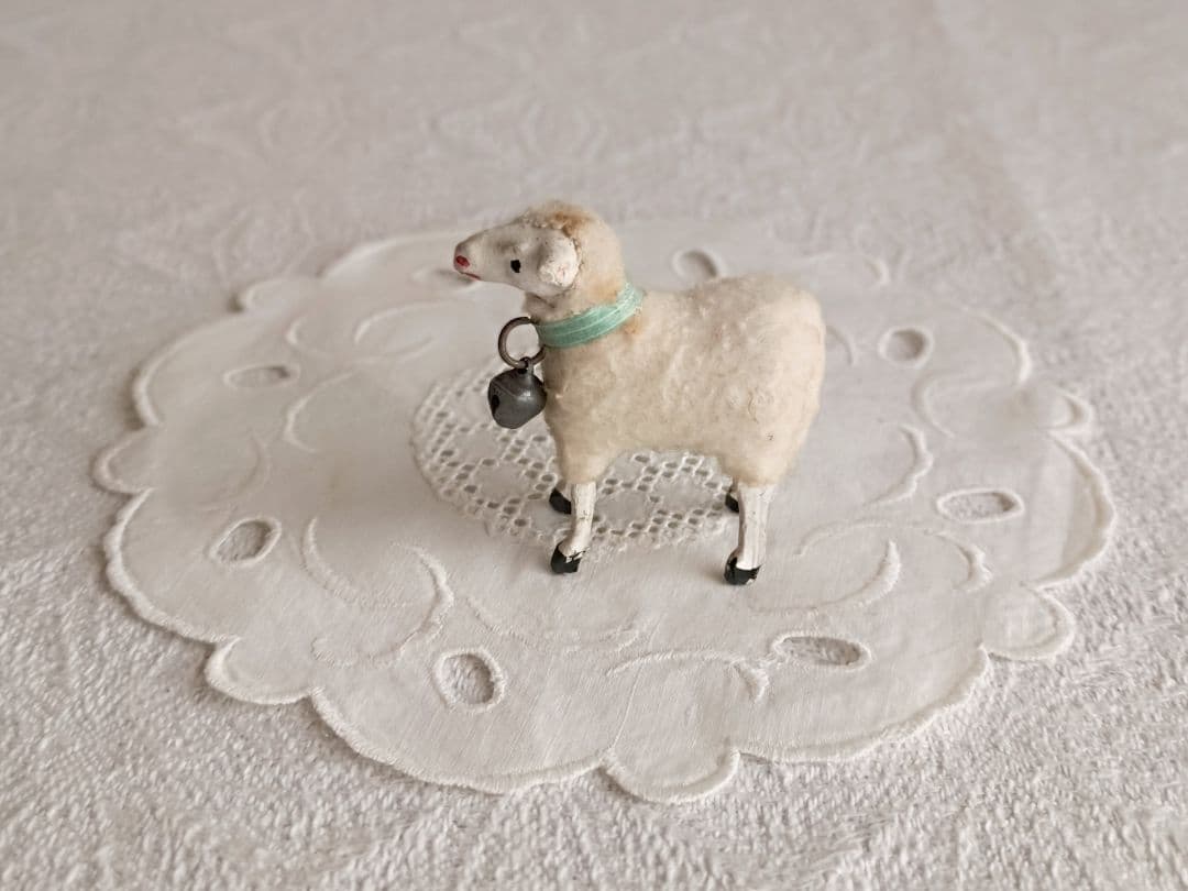 * antique sheep ✵ * 水色リボンと鈴をつけた小さな 羊さん