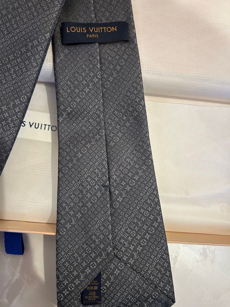 ［新品未使用］LOUIS VUITTON グレー ネクタイ