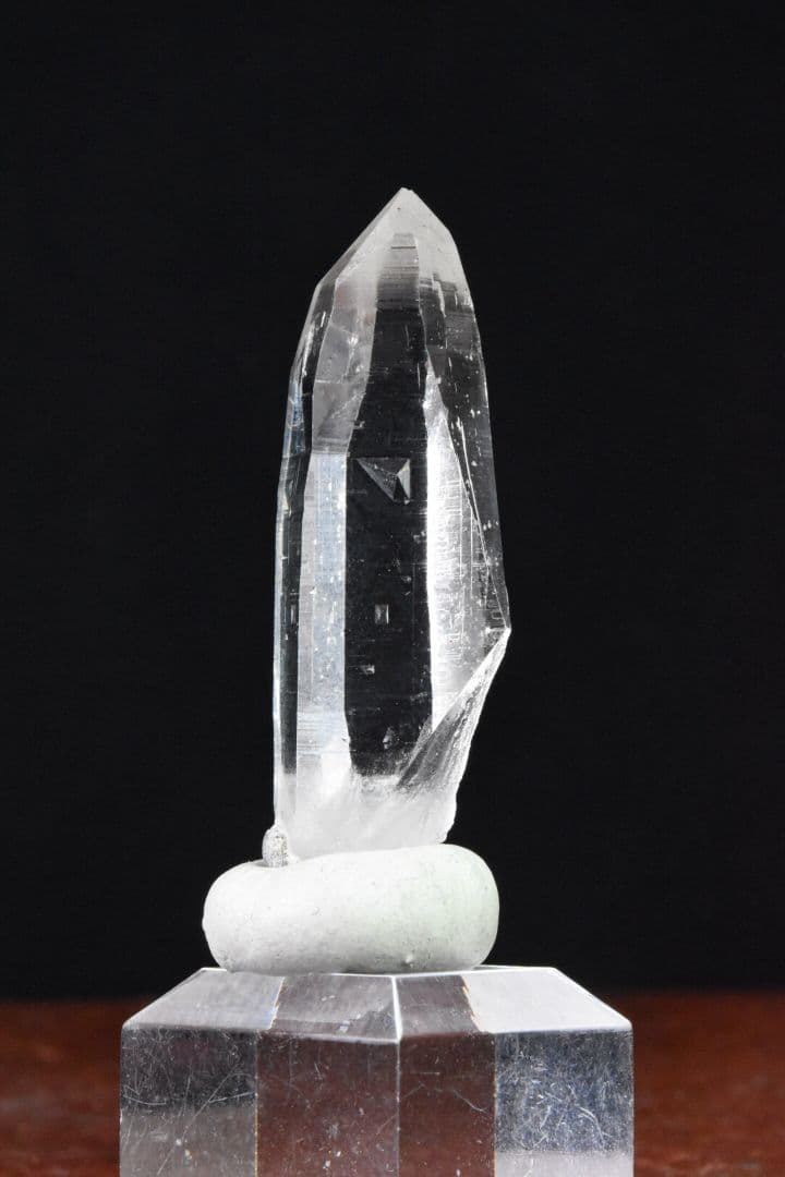 ガネーシュヒマール ラパ産 放射状の結晶が見られるクリアポイント