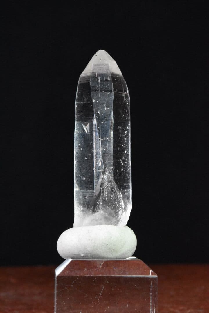 ガネーシュヒマール ラパ産 放射状の結晶が見られるクリアポイント