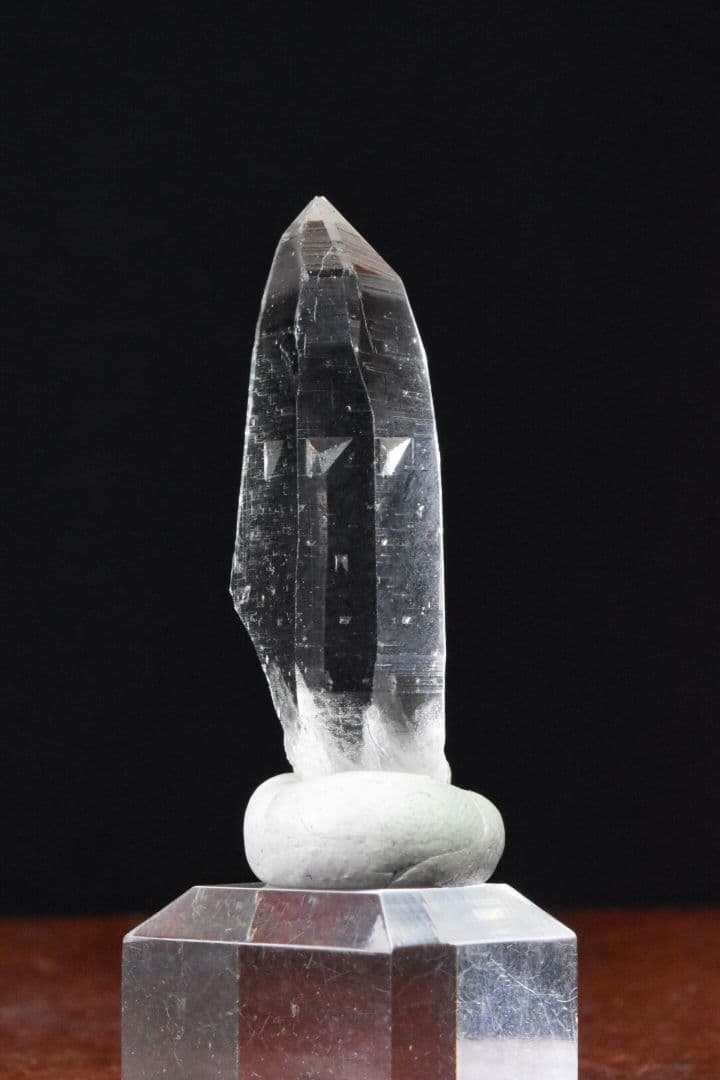 ガネーシュヒマール ラパ産 放射状の結晶が見られるクリアポイント