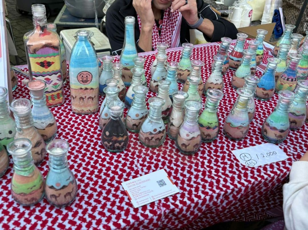 関西万博ヨルダンパビリオンのアラビア文字入サンドアートとフムス