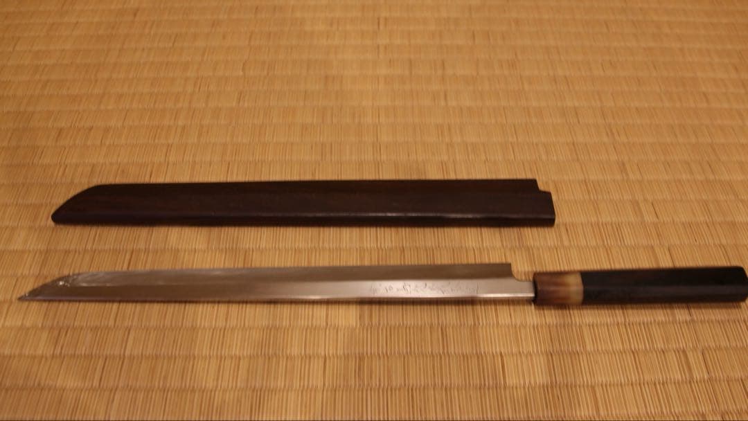 郷右馬允義弘　本焼　先丸蛸引尺ニ寸　黒檀鞘付