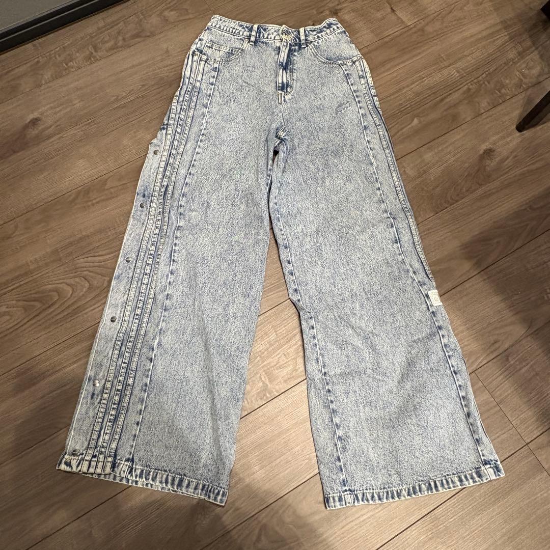 adidas ワイドレッグデニム ジーンズ