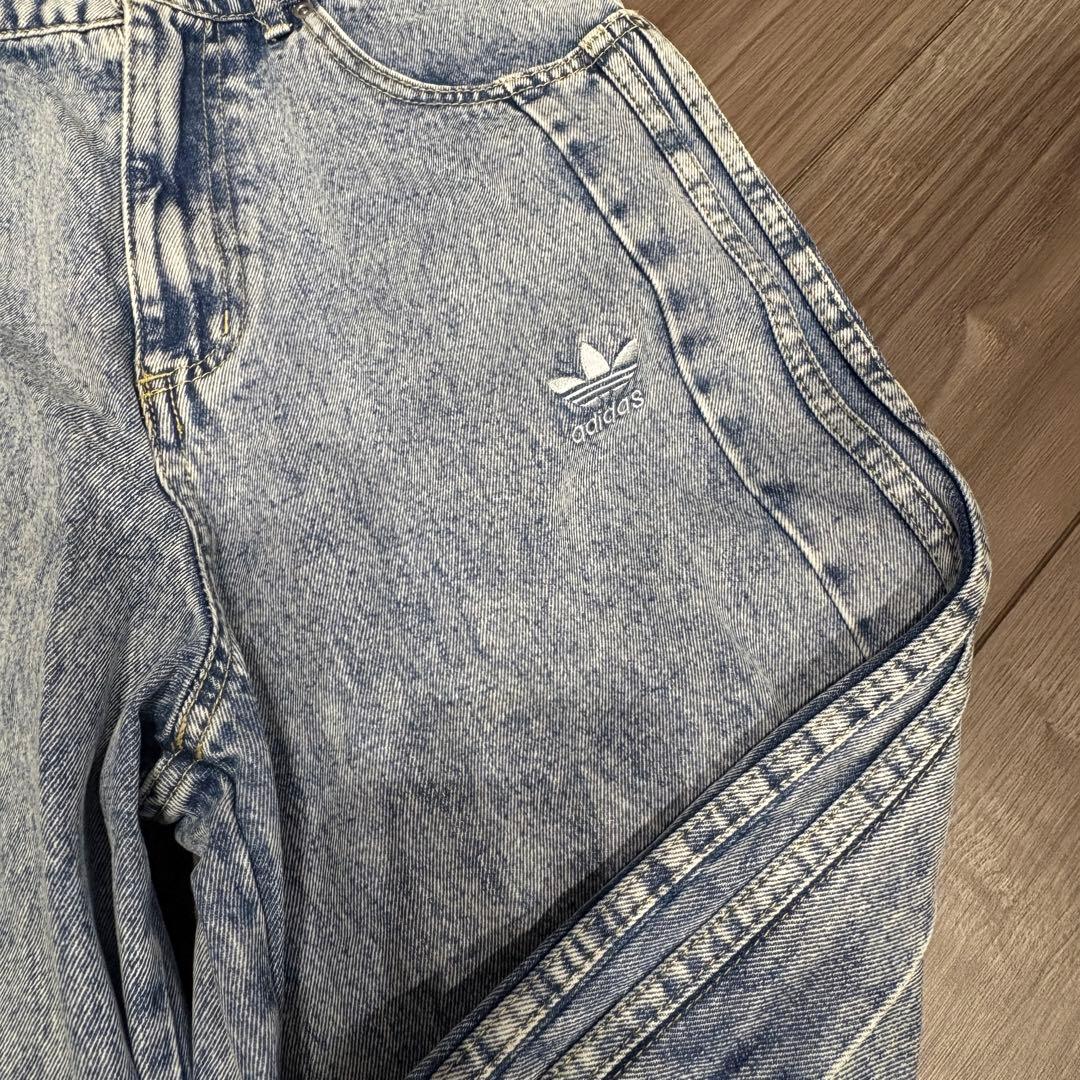 adidas ワイドレッグデニム ジーンズ
