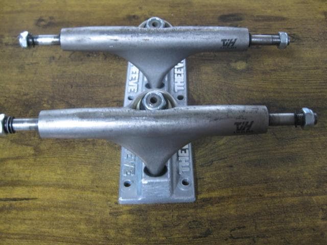 x*z様 スケートボード トラック　　THEEVE　TRUCK　　TIH　５．５