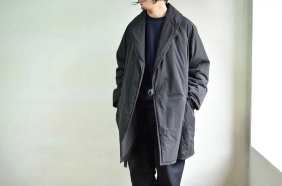 COMOLI 中綿（プリマロフト）ショールカ ラーコート