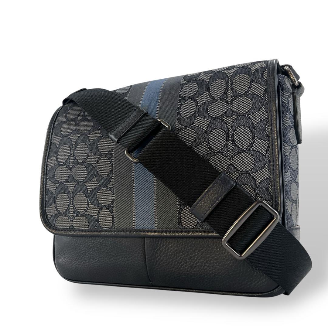 コーチ　メッセンジャーバッグ　シグネチャー　トンプソン　スモール　ストライプ