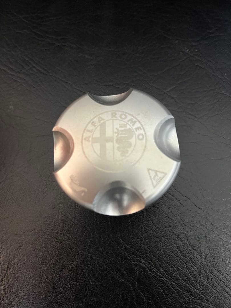 Alfa Romeo 純正品 オイルフィラーキャップ　元箱付