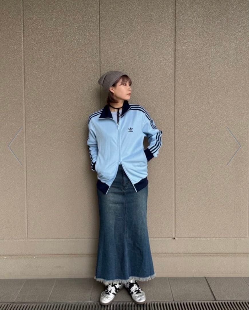 adidas トラックジャケット　水色