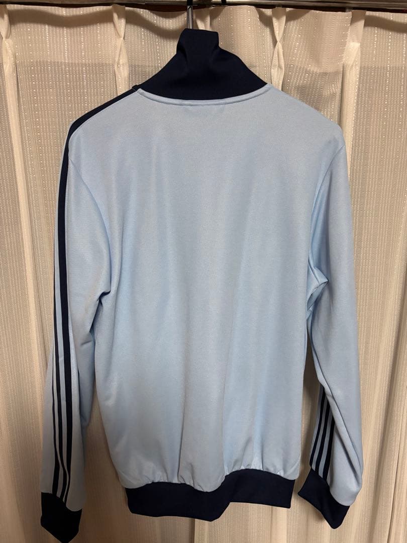 adidas トラックジャケット　水色
