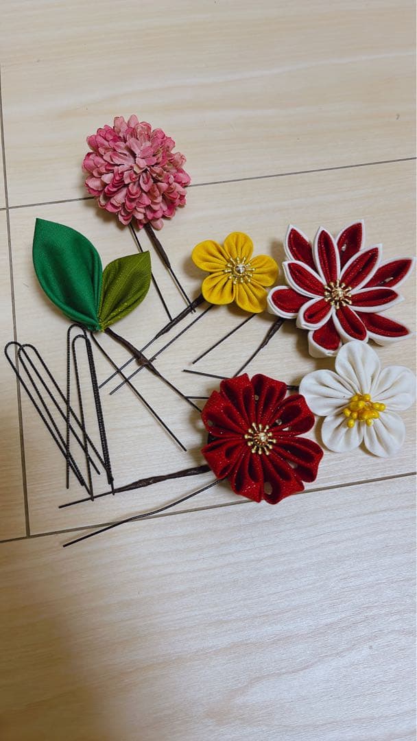 みるる⭐︎美品⭐︎二尺袖着物、袴、髪飾りセット 赤とクリーム色 花柄