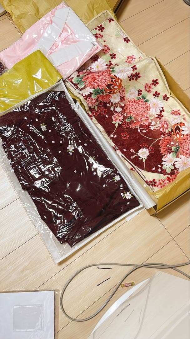 みるる⭐︎美品⭐︎二尺袖着物、袴、髪飾りセット 赤とクリーム色 花柄