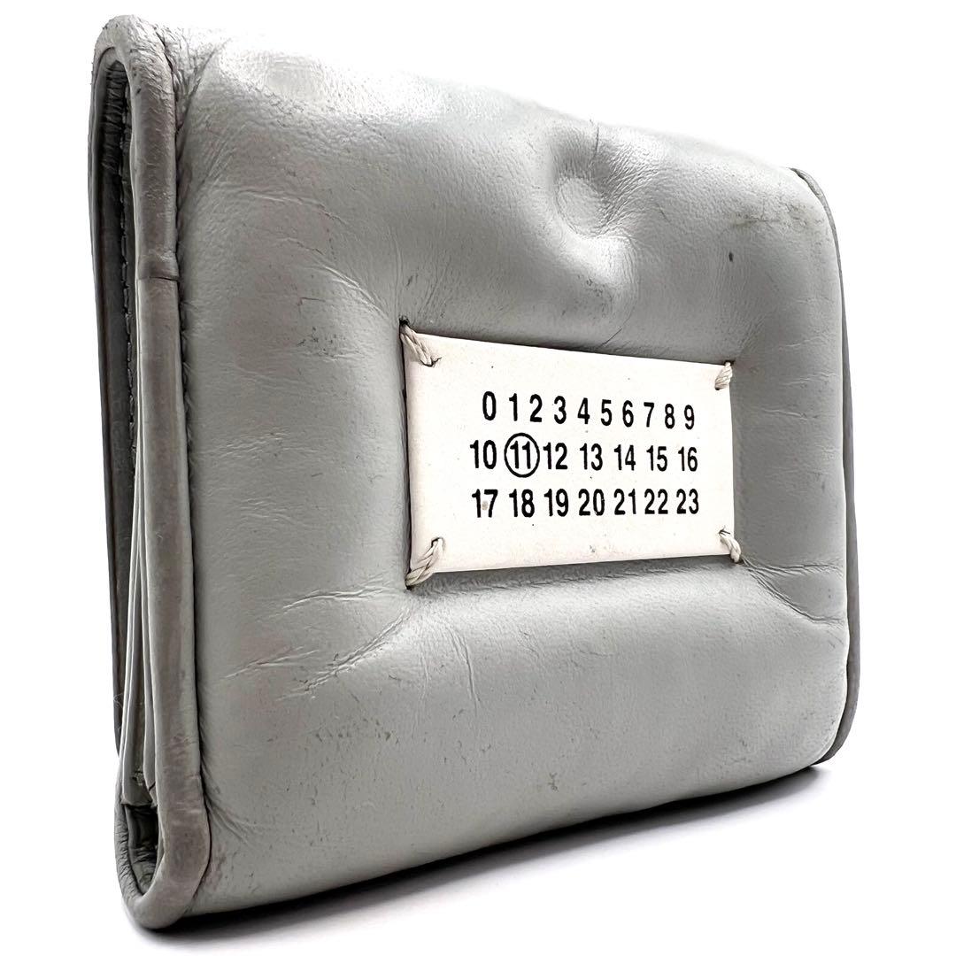 マルジェラ 折り財布 グラムスラム カレンダー オールレザー グレー