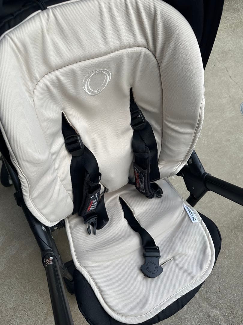 bugaboo bee オールブラックモデル ホワイトシートライナー付き