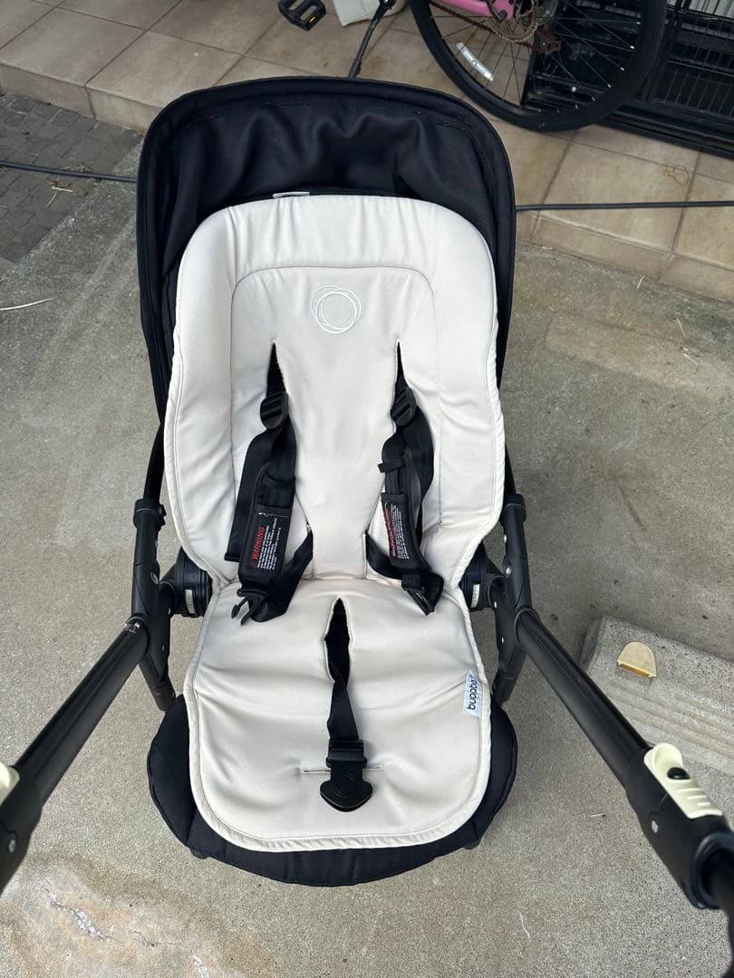 bugaboo bee オールブラックモデル ホワイトシートライナー付き