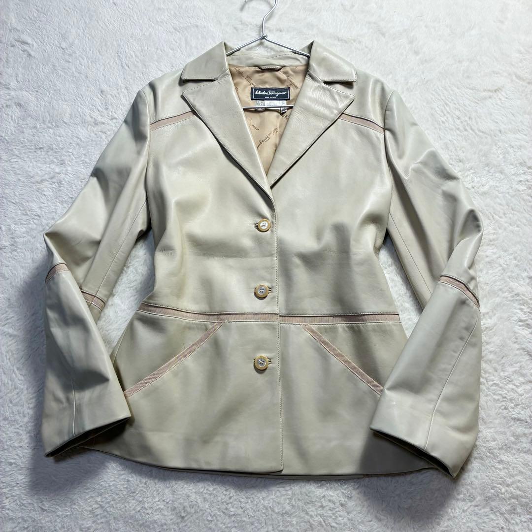 サルヴァトーレ フェラガモ テーラードジャケット レザー アイボリー系