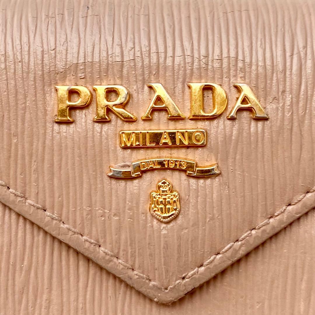カードあり✨プラダ 三つ折り 財布 レター型 サフィアーノ ロゴ金具 コンパクト