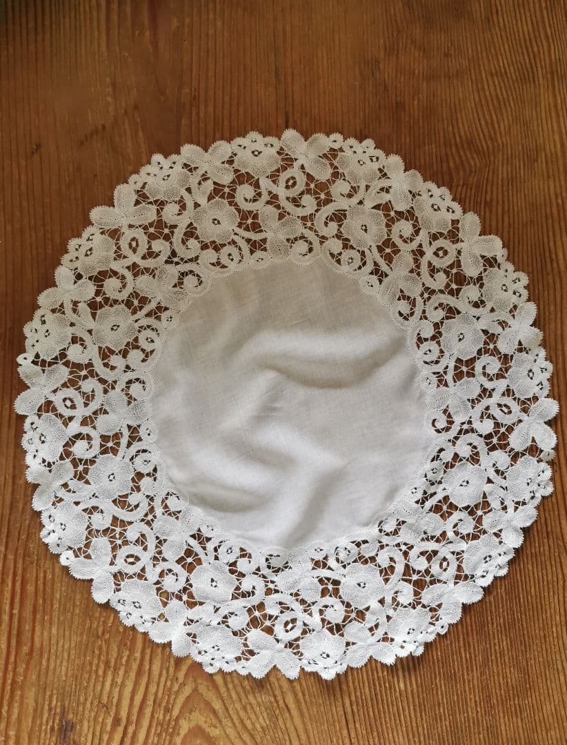 アンティークブルージュ 薔薇と三つ葉の草花紋 柔らかなボビンレースφ60ドイリー