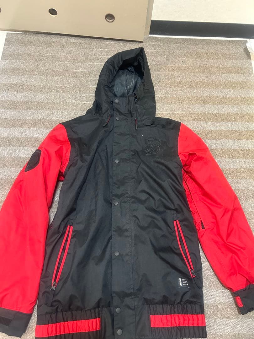 スノーボードウェア 黒と赤のコンビネーション