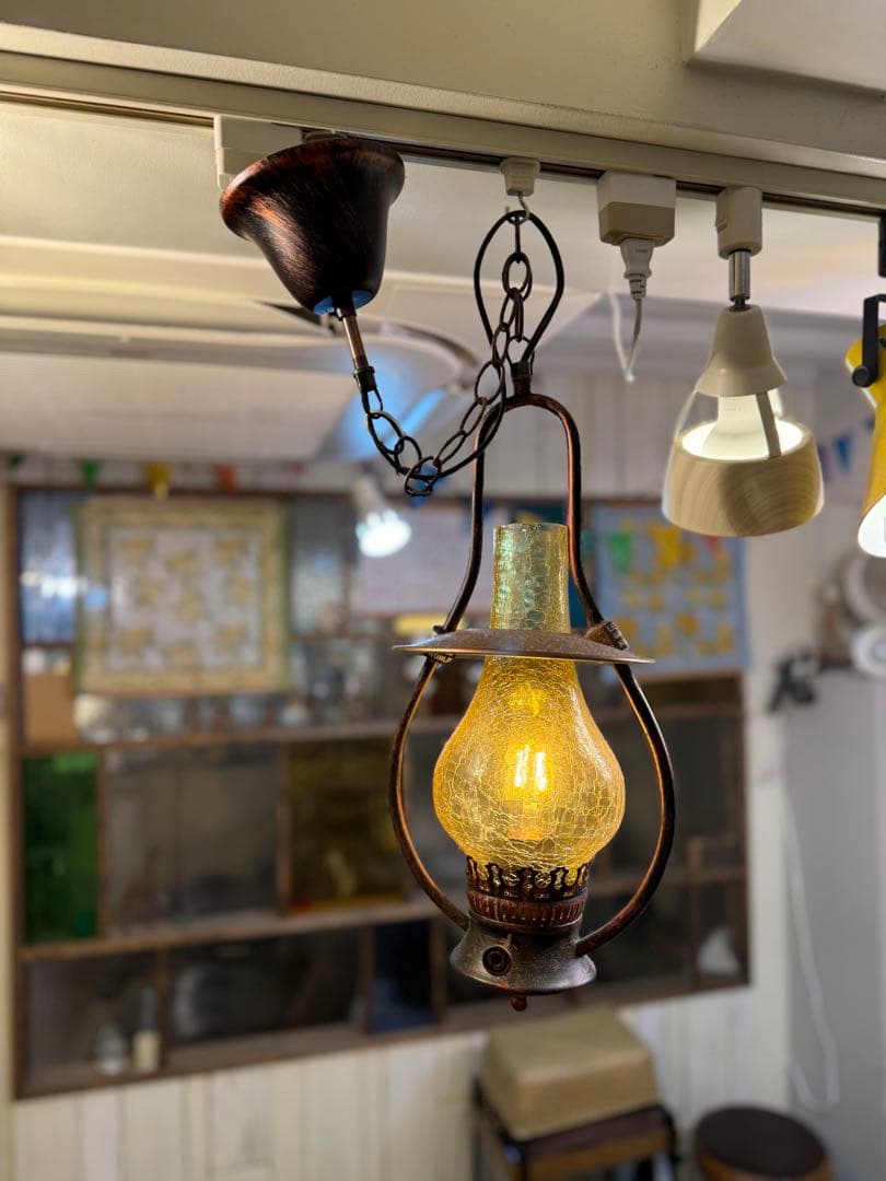 大正ロマンを感じるレトロなペンダントライト。クラッシュガラスの優雅な輝き
