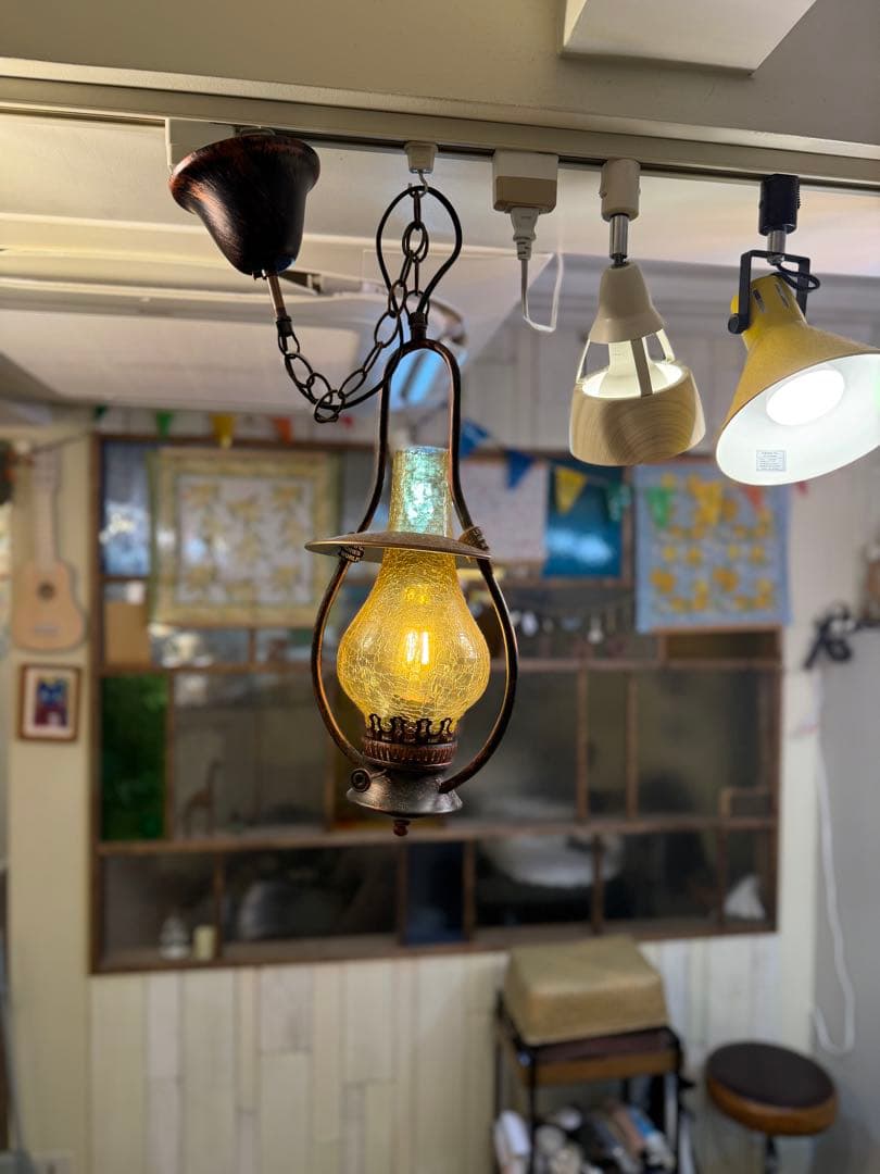 大正ロマンを感じるレトロなペンダントライト。クラッシュガラスの優雅な輝き