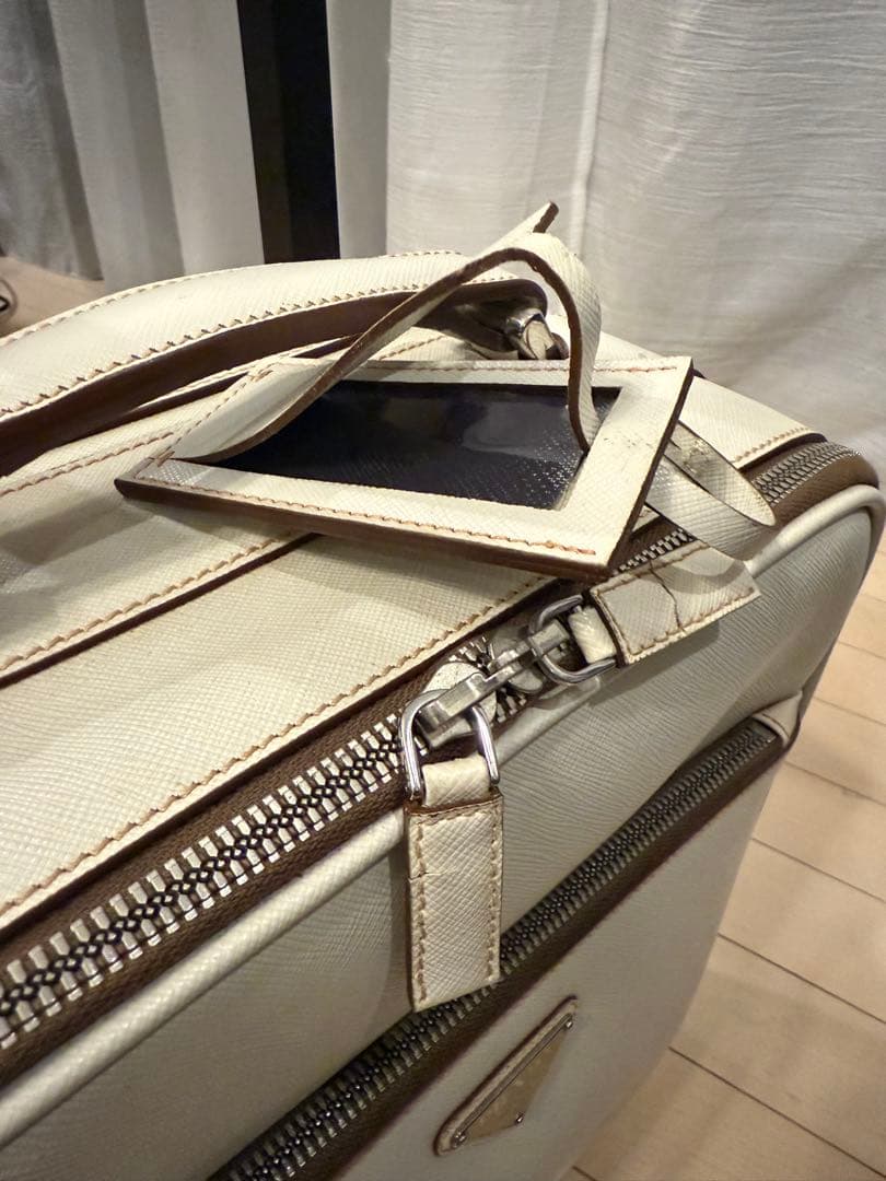 PRADA ホワイト キャリーケース