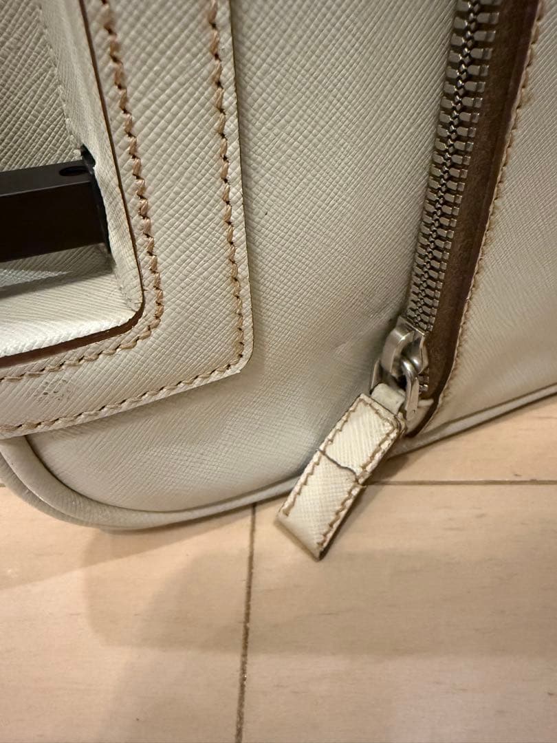 PRADA ホワイト キャリーケース