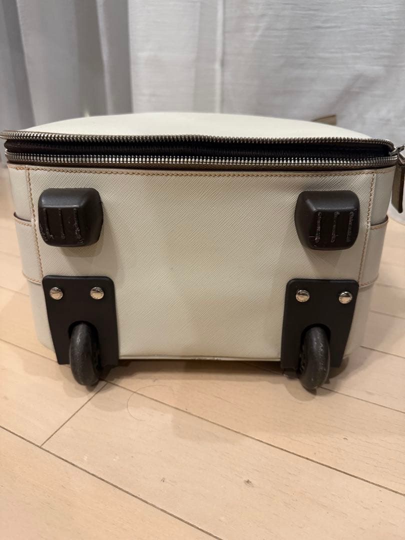 PRADA ホワイト キャリーケース