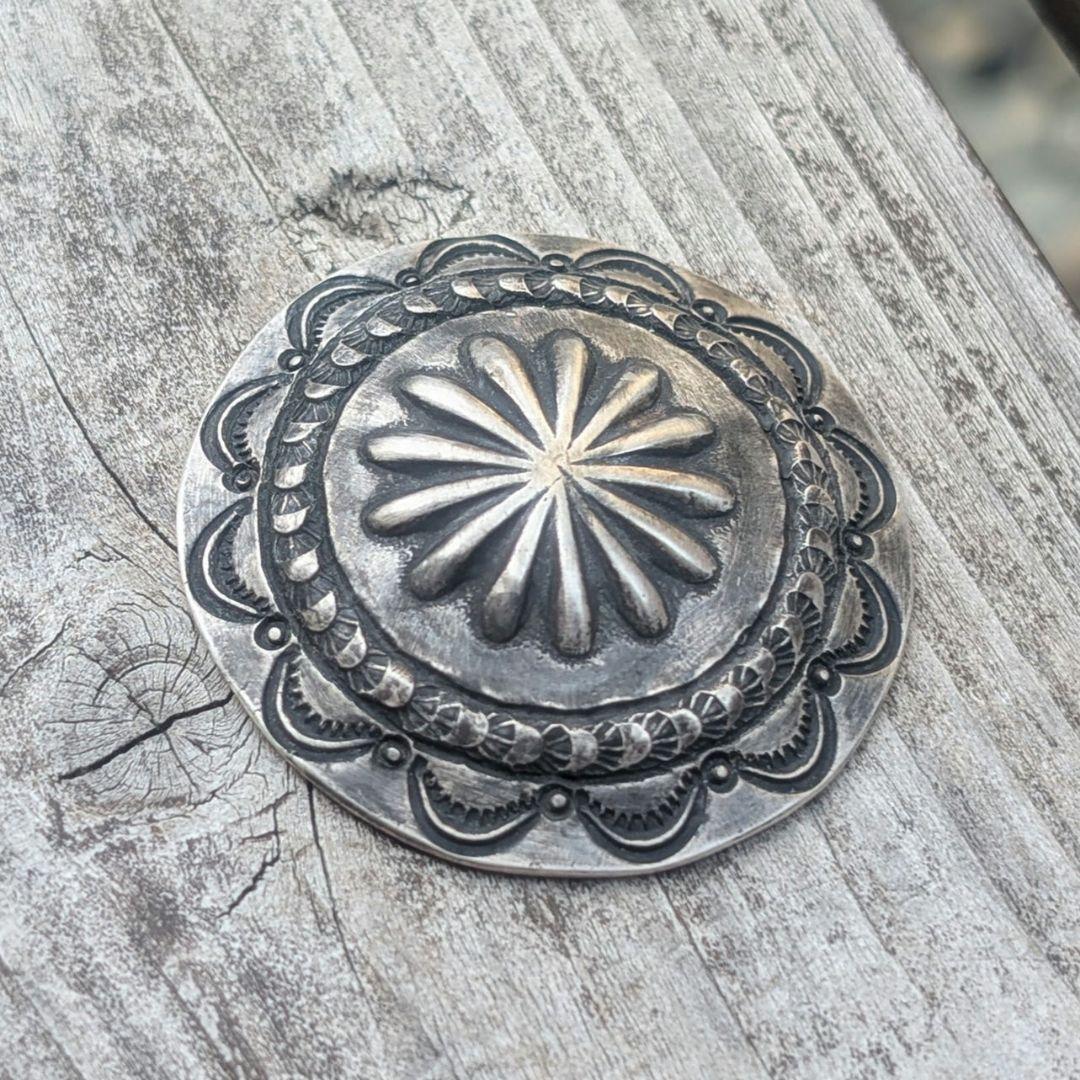 ハンドメイドのシルバーコンチョ　オールドスタイル　インディアンジュエリー風